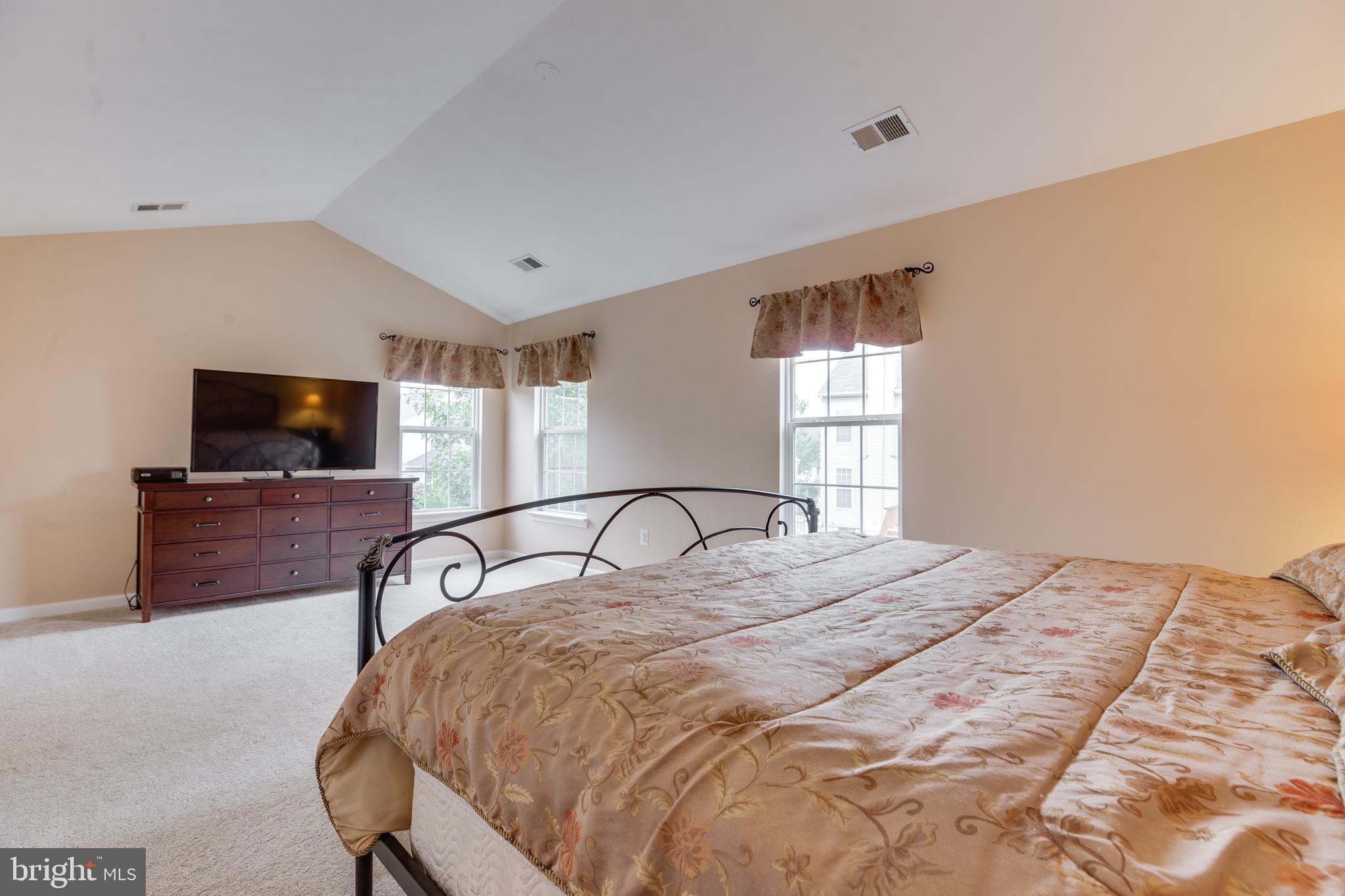 ROUND HILL - Residential