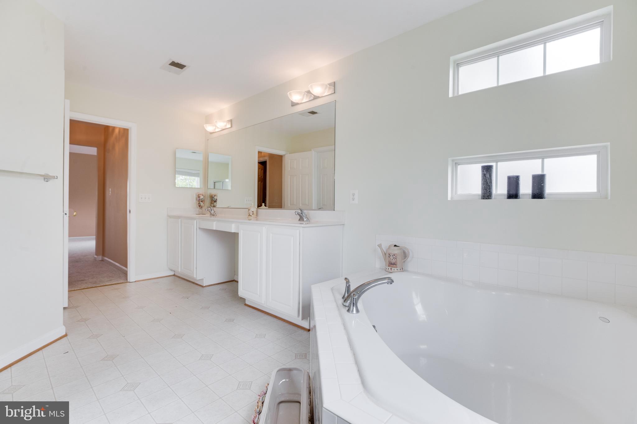 ROUND HILL - Residential