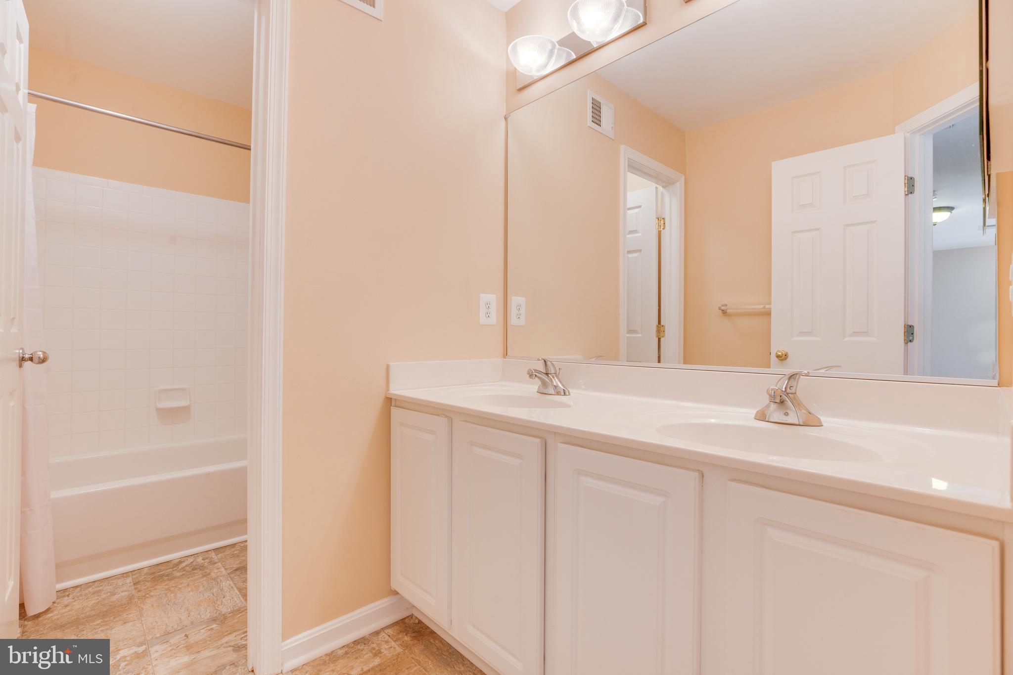 ROUND HILL - Residential