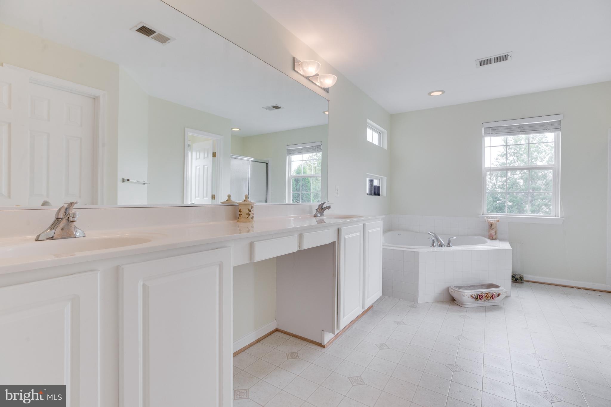 ROUND HILL - Residential