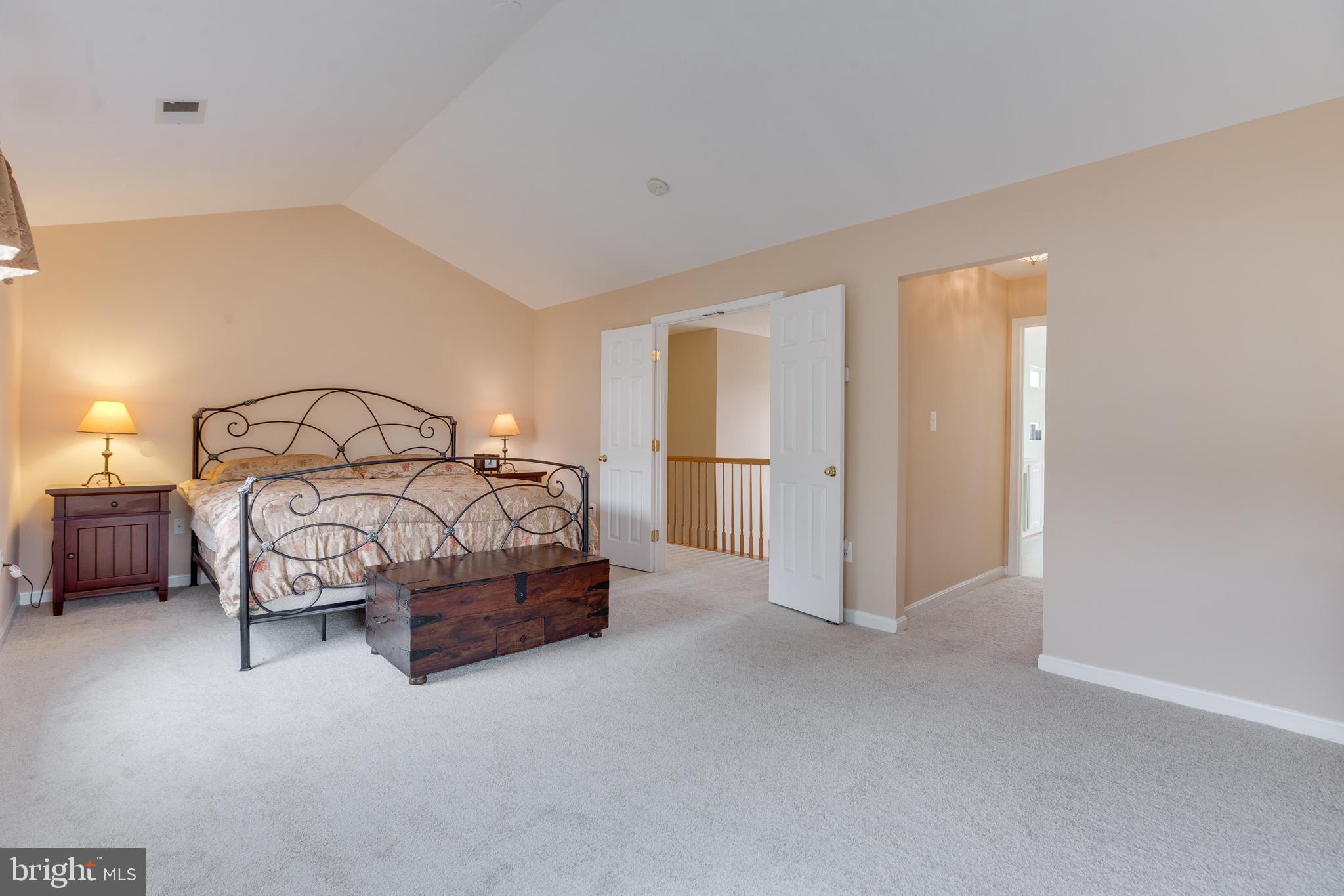 ROUND HILL - Residential