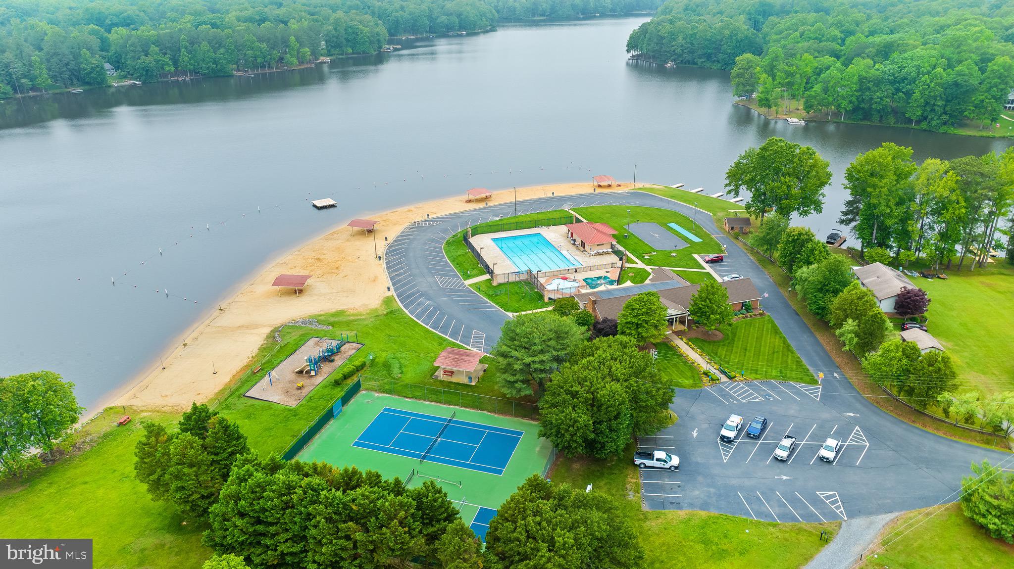 LAKE CAROLINE - Residential