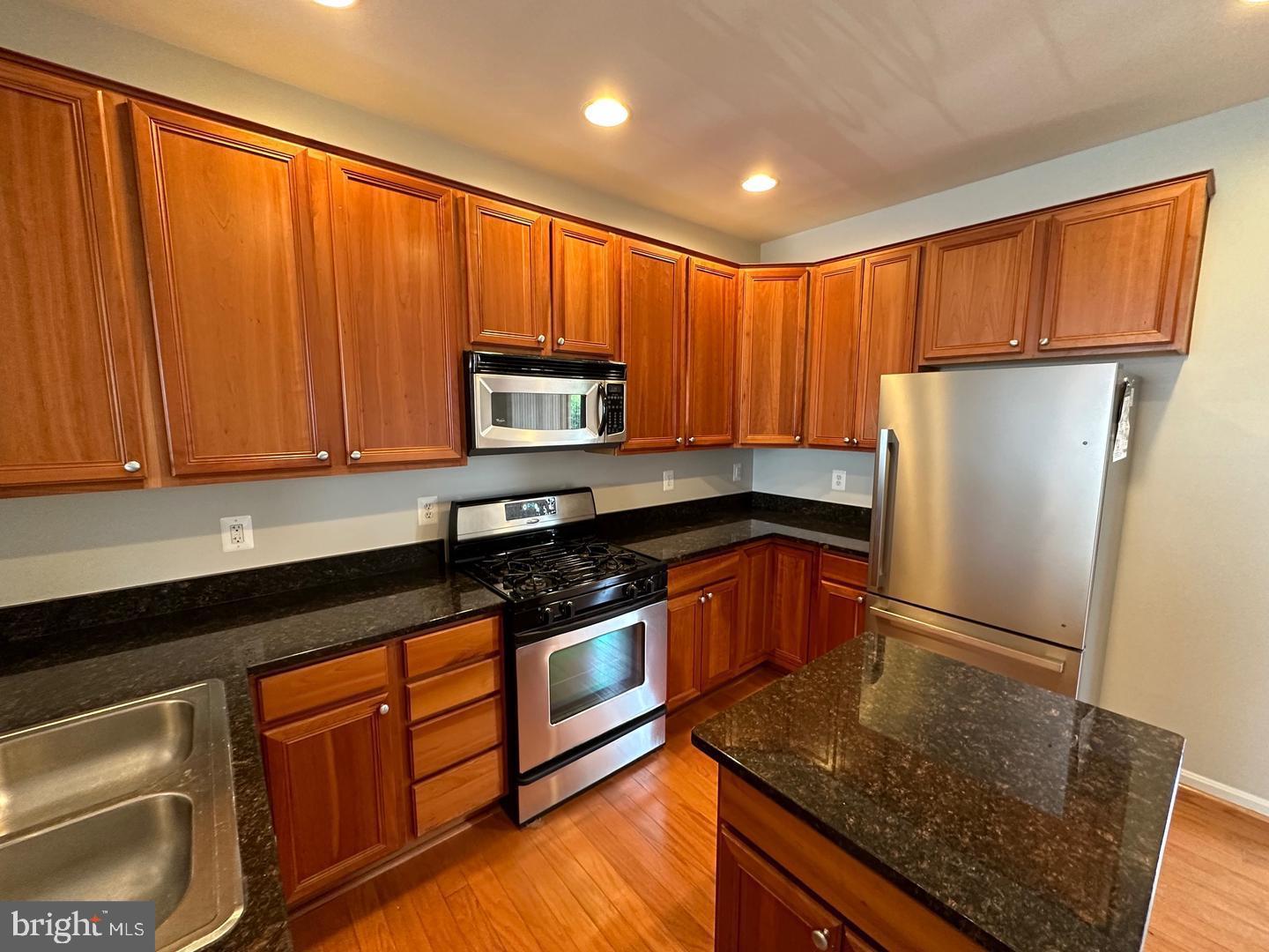 544 MCARTHUR TERRACE NE