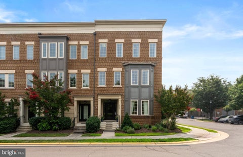 Townhouse For Sale - 22792 Sagamore Square<br/> Loudoun County, BRAMBLETON, VA 20148
