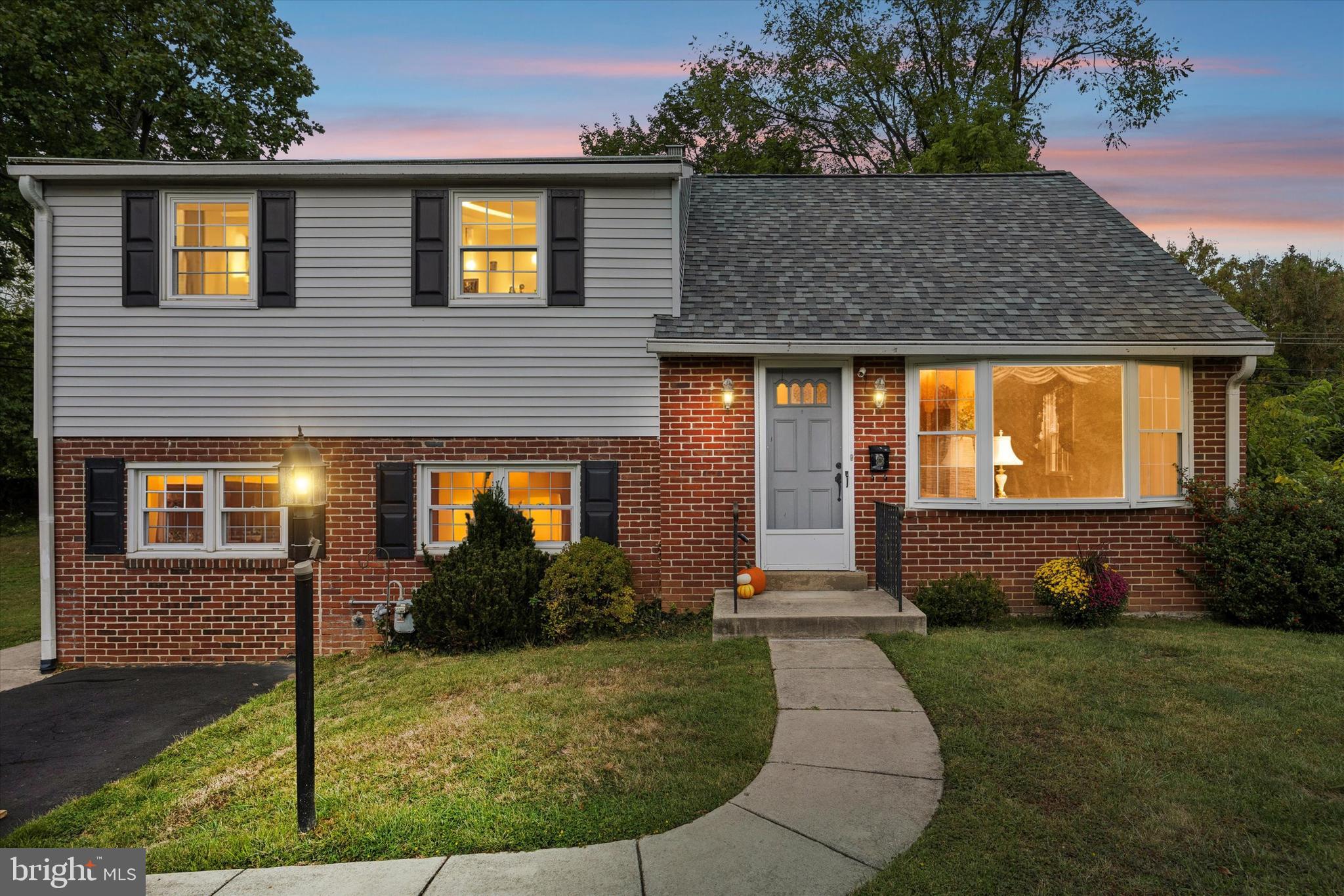 Welcome to 403 Hemlock Road, where comfort meets convenience in the heart of Flourtown, PA. This inviting home features 4 spacious bedrooms and 1.5 bathrooms, spread across 1,768 square feet of well-designed living space, it is blank slate ready for the new owner to make it their own. The property sits on a generous 12,632 square foot lot, offering plenty of room for outdoor enjoyment and activities.
Step inside to discover a warm and welcoming living area, perfect for both relaxing evenings and lively gatherings. The bedrooms are designed to provide a cozy retreat for everyone, ensuring a restful atmosphere throughout the home.
This home truly offers the best of both worlds, combining a tranquil setting with proximity to local treasures. Situated in a prime location, this home is just a stone's throw away from the vibrant Flourtown and Chestnut Hill Shopping Districts. Enjoy the nearby Ambler restaurants, or take a leisurely stroll through Valley Green and the Morris Arboretum. Embrace the best of both worlds with this home's serene setting and easy access to local amenities. Your dream home awaits!
Don't miss this opportunity to own a piece of paradise. Your dream home is ready to welcome you!