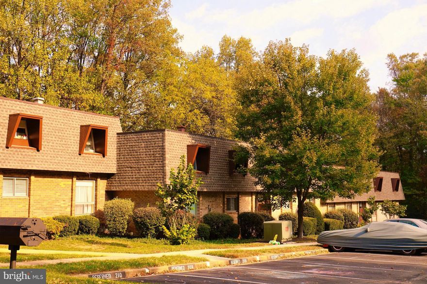 Move-in ready condo in Reston! Spacious 1 bedroom with a large walk-in closet, additional den space, and tons of natural light. SS appliances, hardwood flooring throughout, updated bathroom, etc! Close to Reston Town Ctr, with park-like setting, backs to trees, walk & bike trails, tot lot, gazebos and much more! Utilities included in the condo fee. Immediate move-in! Come see