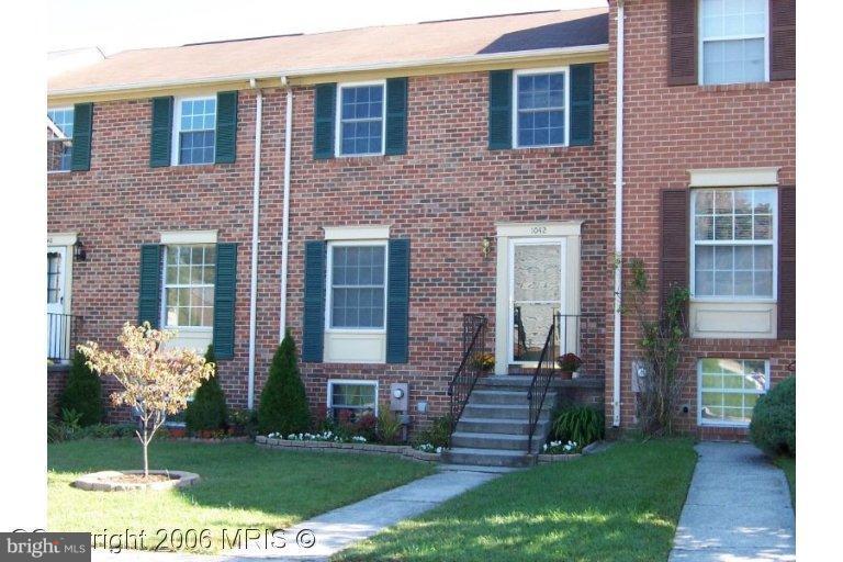 *****Newer carpet, recently painted, and new kitchen cabinets**** all ready for you ! Must see this well maintained TH in water privileged Elizabeth Landing !!!