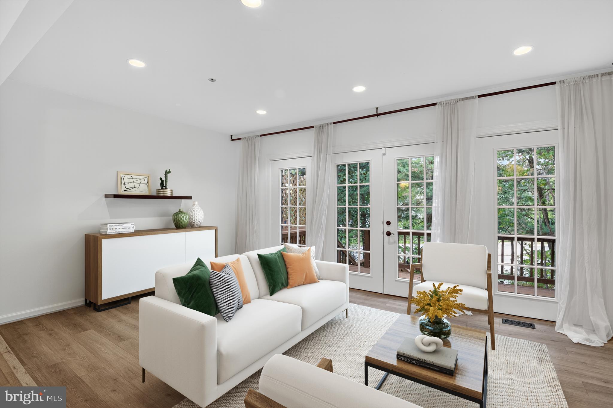 PLAZA GARDENS - Residential