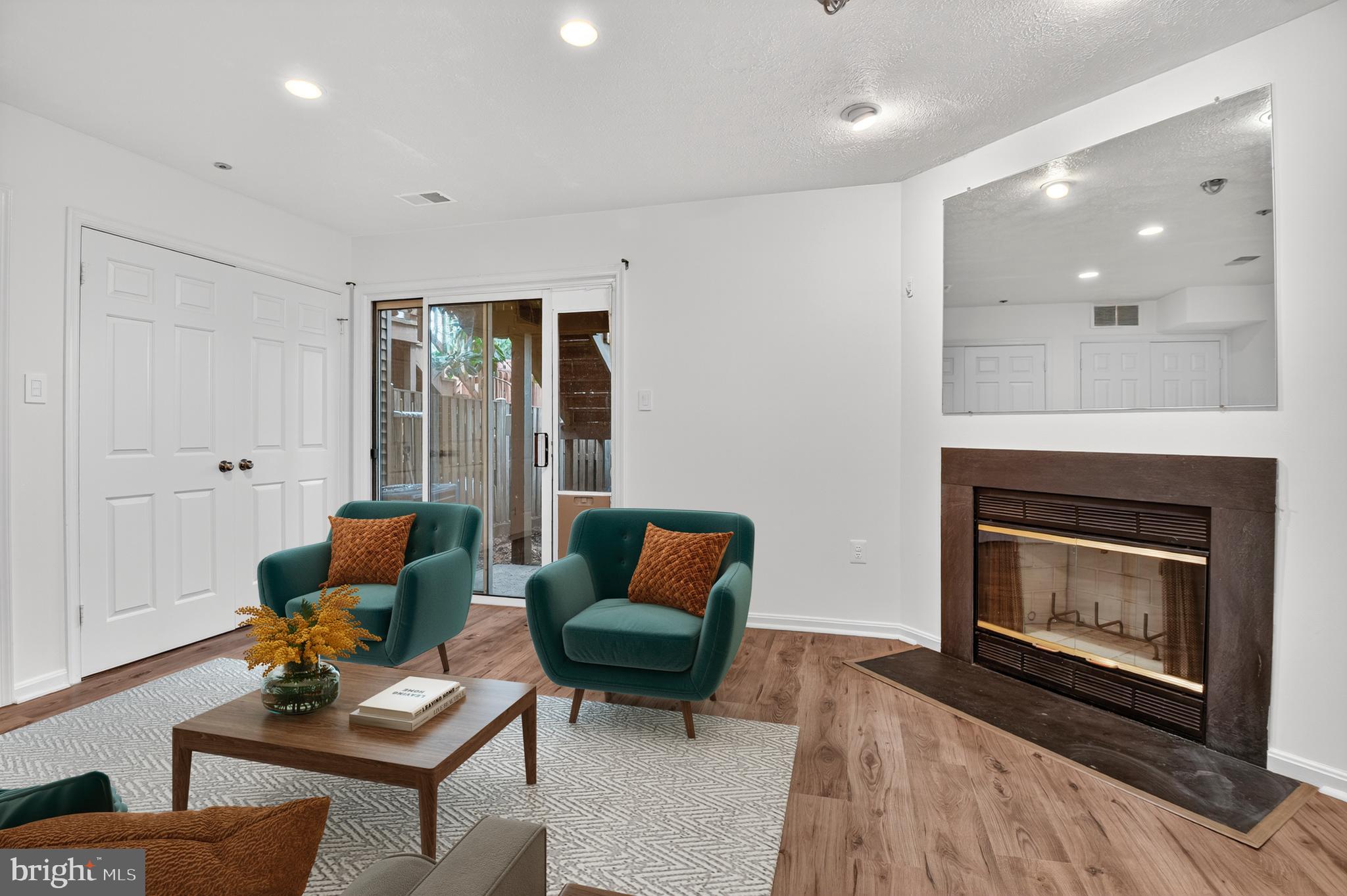 PLAZA GARDENS - Residential