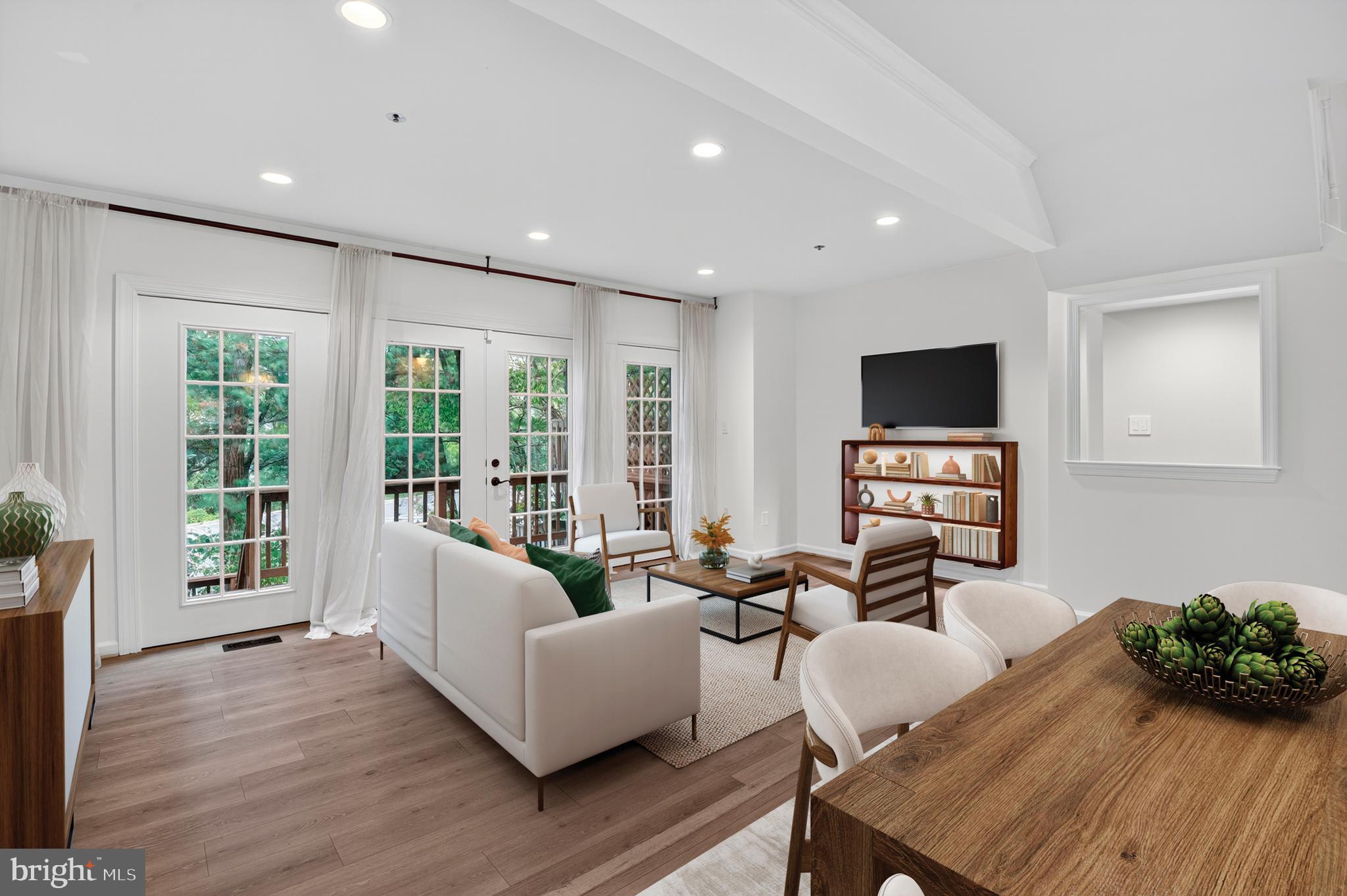 PLAZA GARDENS - Residential