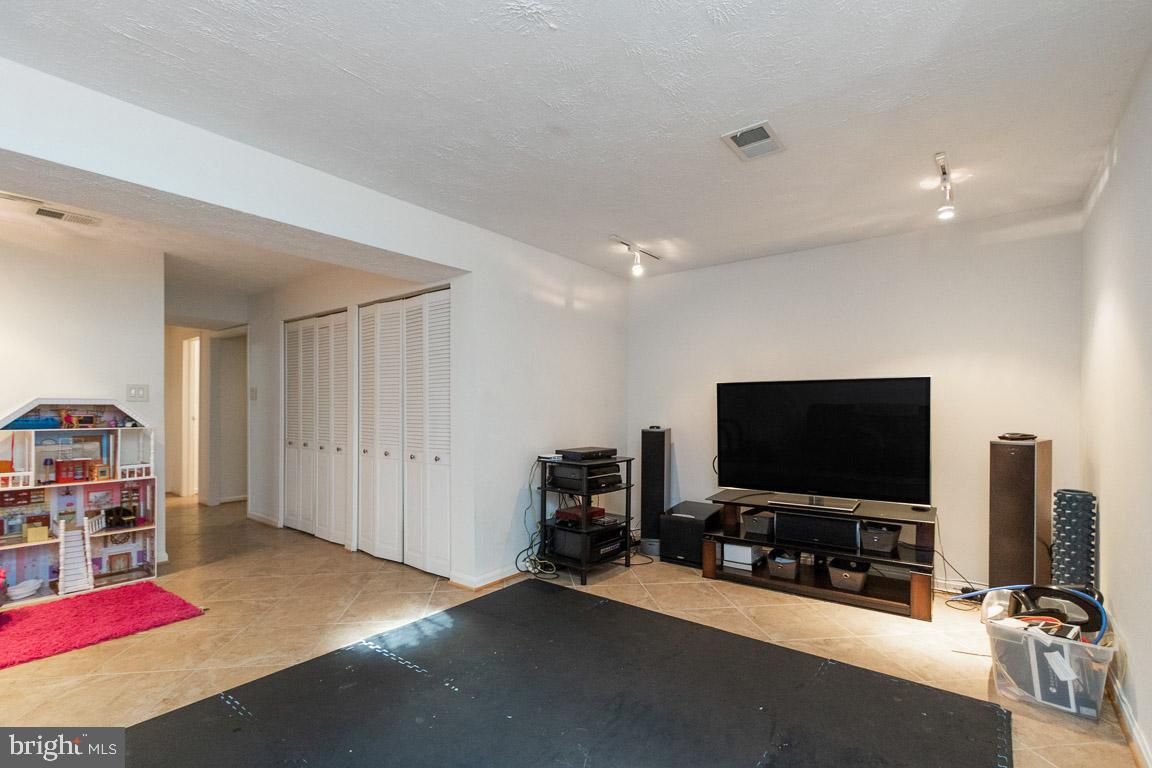 COLONY PARK - Residential