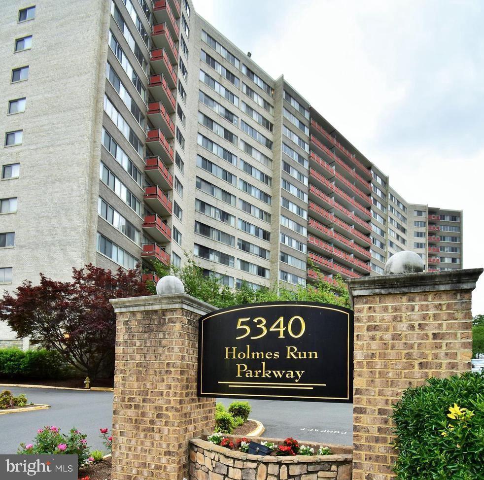 PAVILION ON THE PARK - Residential Lease