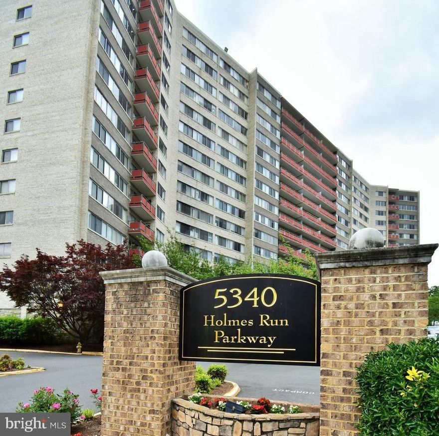 Oversized one-bedroom, one-bath condo (almost 850 sqft) on the first floor!
Washer/dryer in unit and oversized bedroom & walk-in closet.
ALL UTILITIES INCLUDED!!!
Secure 24hr front desk, gym, sauna, pool, bbq areas and off street parking.
Easy access to 395, DC,  Old Town.