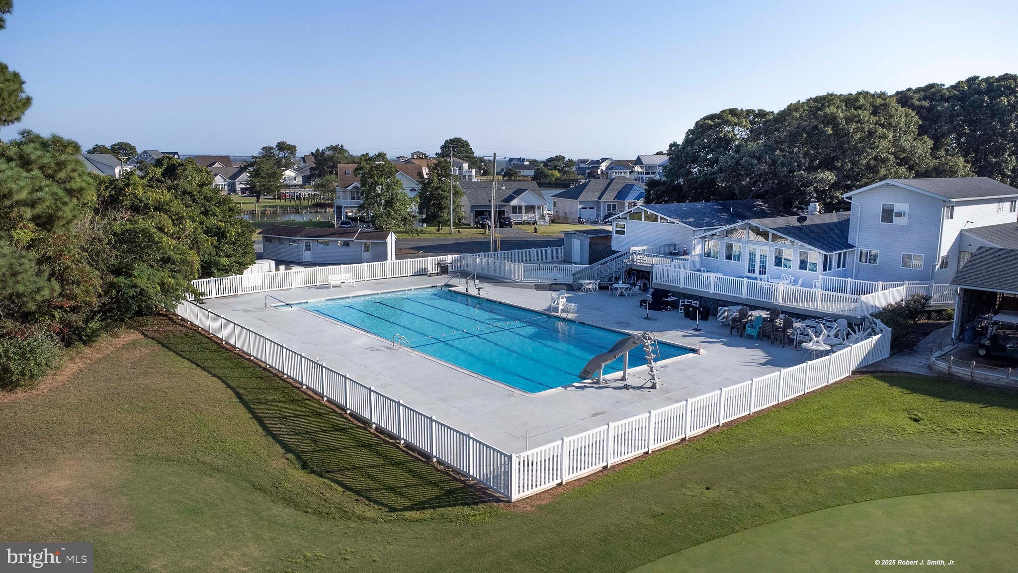 CAPTAIN'S COVE - Residential