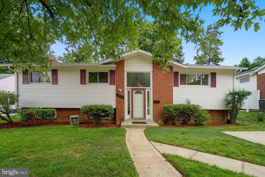 LOCATION, LOCATION, LOCATION! This freshly-updated home is so convenient to 395, making any travel to points north and south a breeze. Large windows provide lovely lightness and brightness and the HUGE master suite features abundant closet space. The large, fenced backyard awaits your personal relaxation time or fun gatherings with friends and family! Go today!