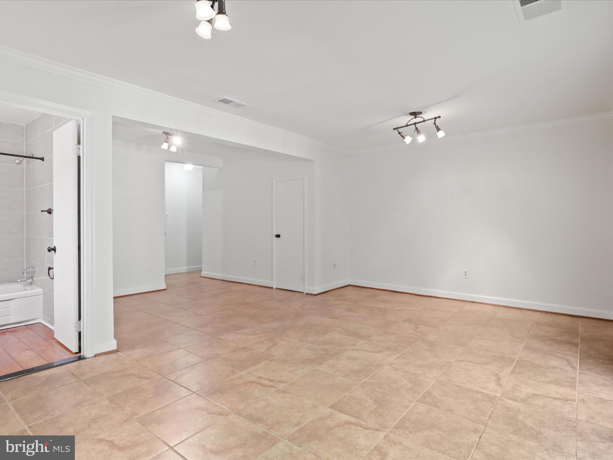 CARDINAL SQUARE - Residential