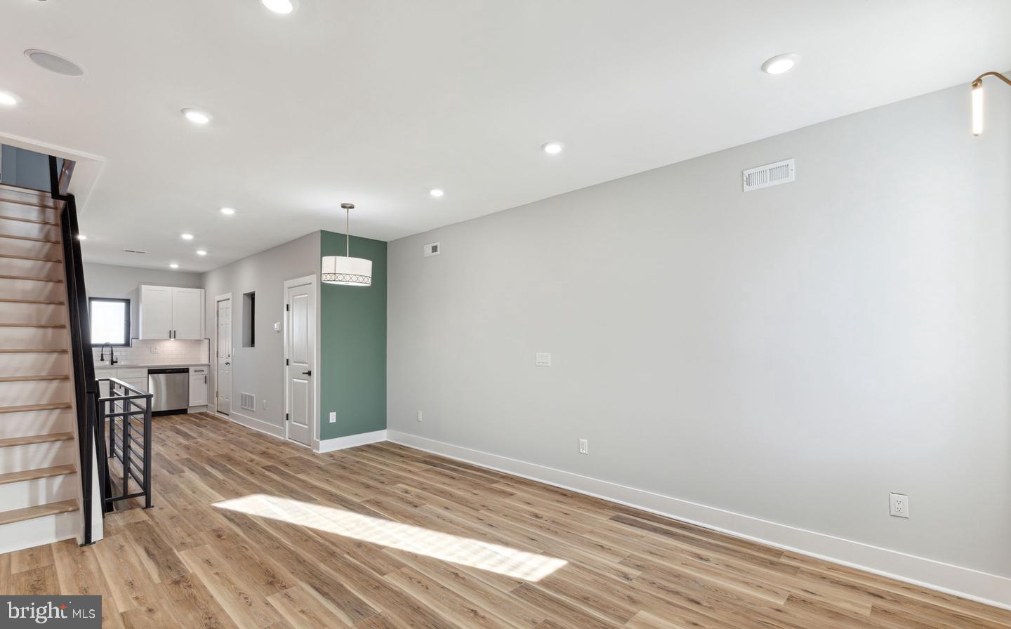 2103 E ORLEANS STREET