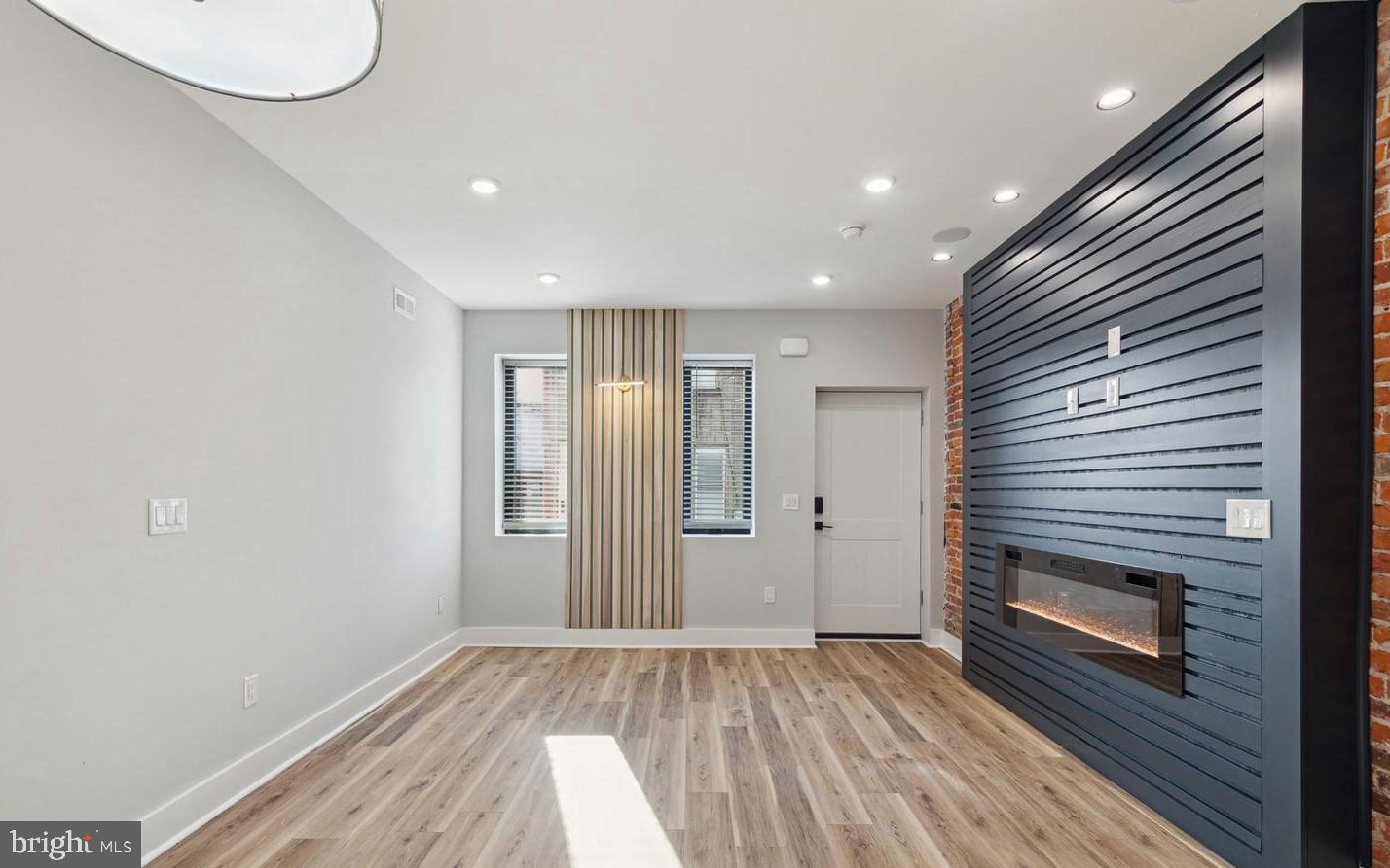 2103 E ORLEANS STREET