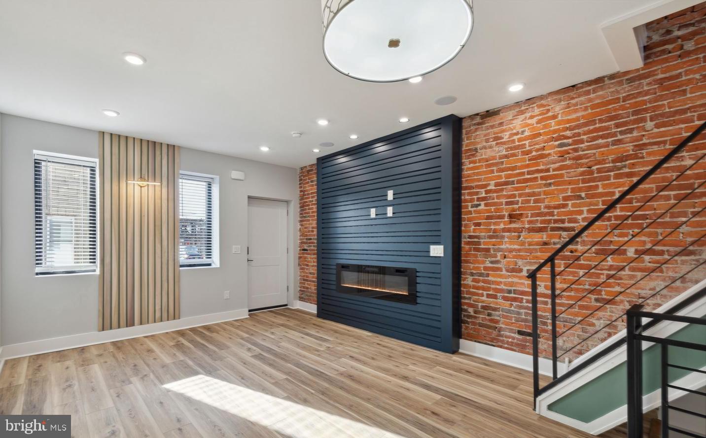 2103 E ORLEANS STREET