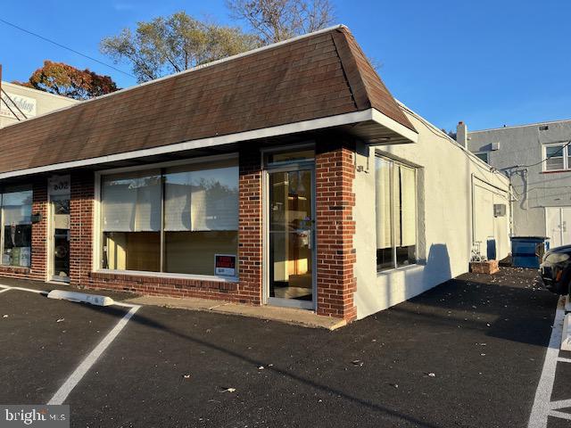Professional Office Flex Space on High Visibility Business/Retail Corridor. Over 1200 SF with additional 475 SF Storage Room . Offering 4 Parking Spots. This attractive corner offers high Visibility and is surrounded with plenty of foot and commuter traffic on a daily basis. The tenant is responsible for gas, electric, water and for obtaining and satisfying Ridley Municipal permits. beginning of December 2024. Contact agent Now for a tour to see if this opportunity is suitable for Your New Office Space or Established Small Business. *measurements are deemed approximate.