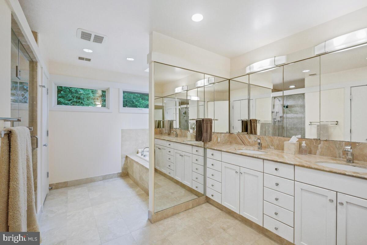 LUXMANOR - Residential