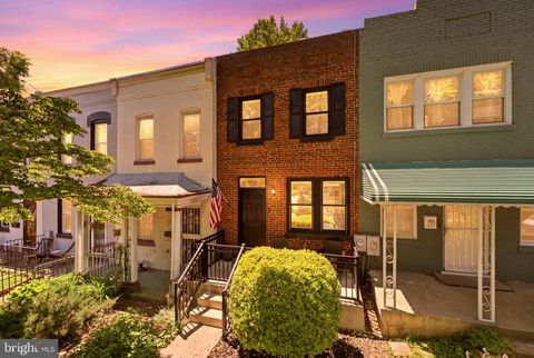 Photo of 329 17th Street SE, WASHINGTON, DC 20003 (MLS # DCDC2259640)