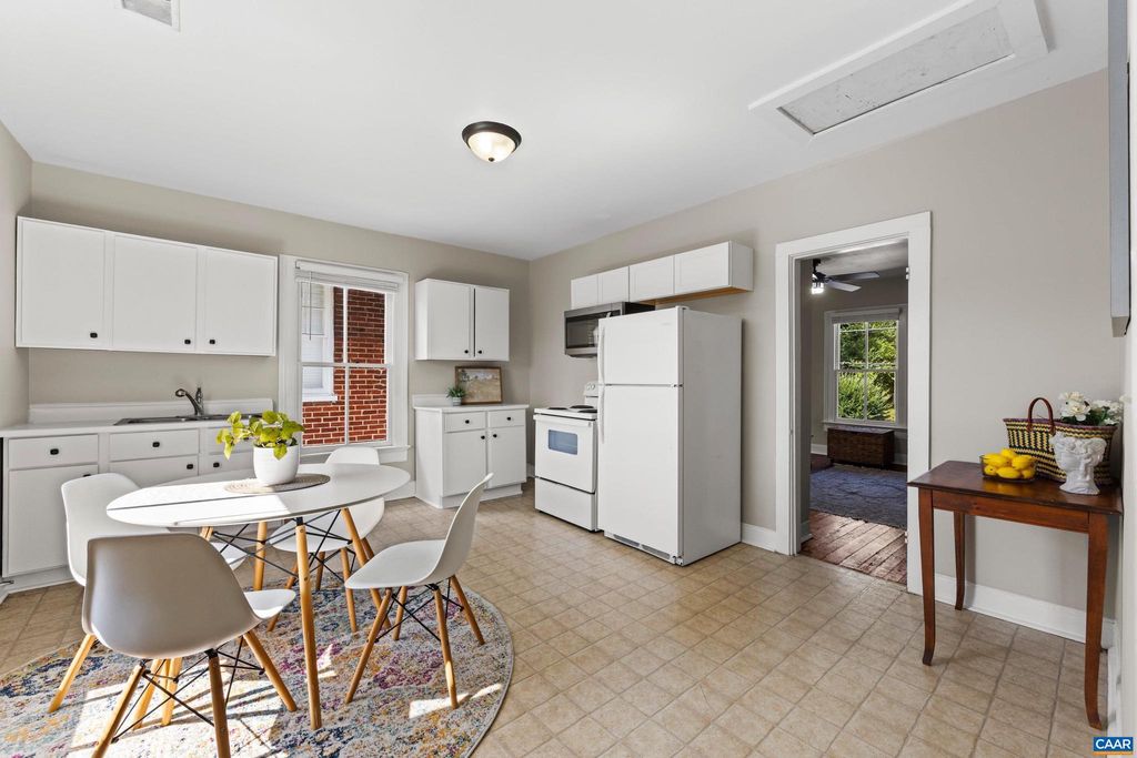 Photo of 830 W Beverley St #APT 1, STAUNTON, VA 24401 (MLS # 669751)