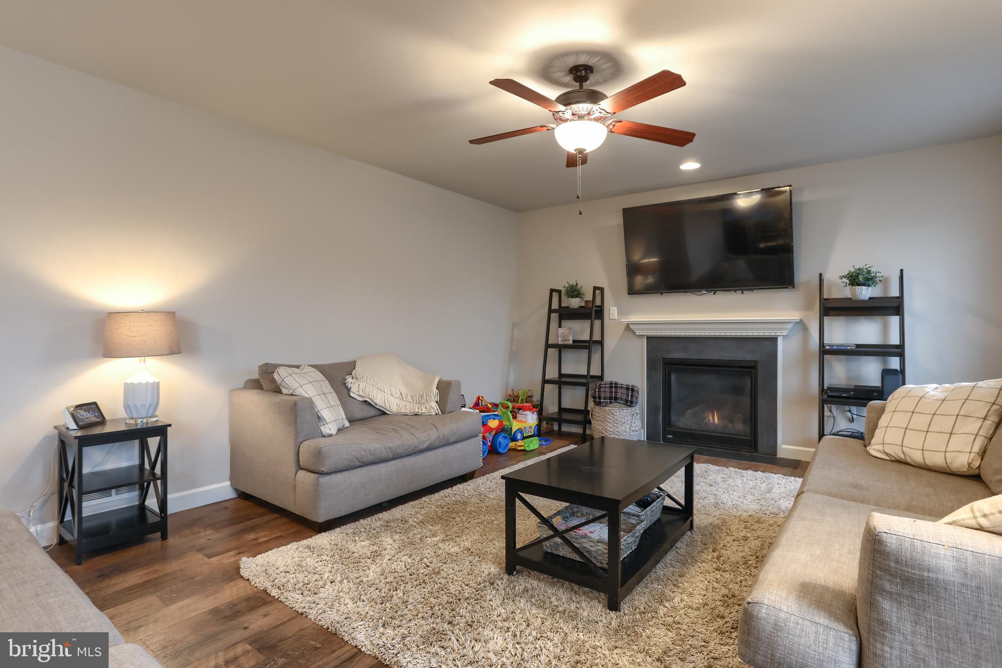 WOODLAND HILLS - Residential