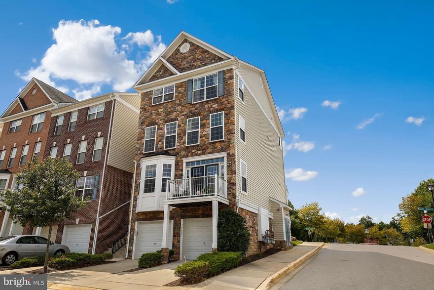 Gorgeous Condo in sought after Carriages at Russett. Gorgeous open floor plan with updated kitchen with backsplash and stainless steel appliances. 3 gracious bedrooms offering plenty of natural light. Large master suite with walk-in closet and ensuite full bath with separate jacuzzi tub and walk-in shower.