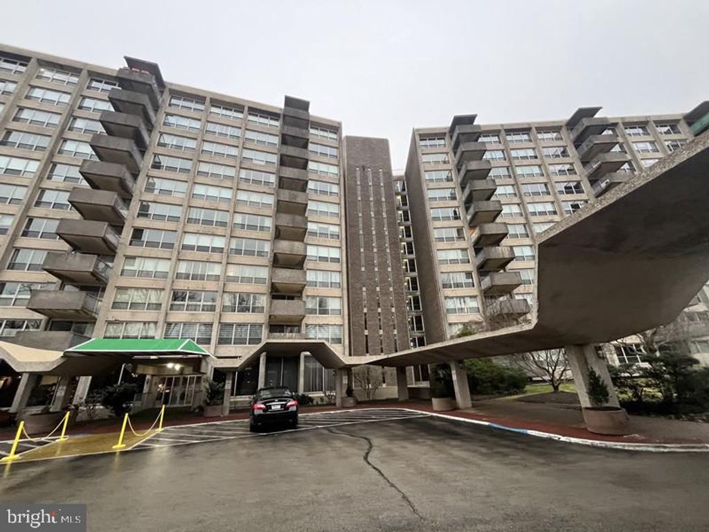 Photo of 1001 City Avenue #E-404, WYNNEWOOD, PA 19096 (MLS # PAMC2168930)