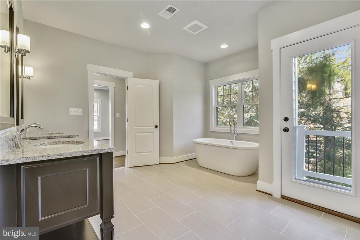 WESTHAMPTON - Residential