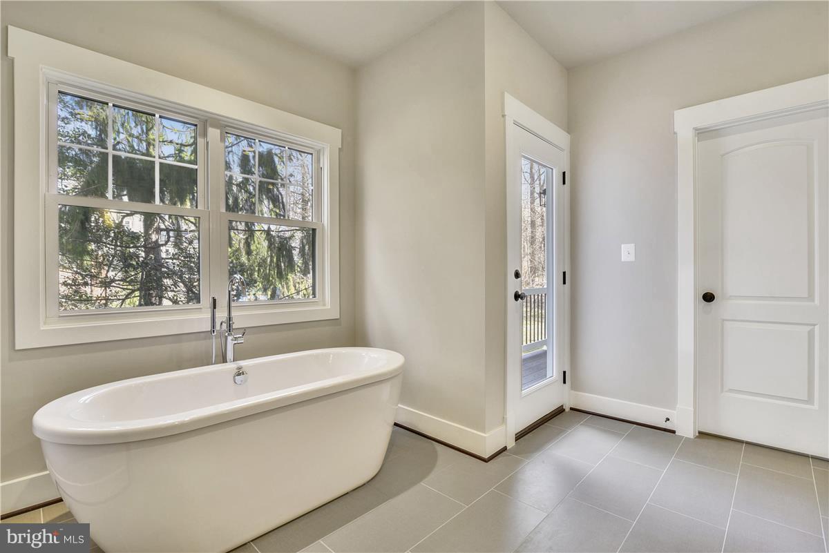 WESTHAMPTON - Residential