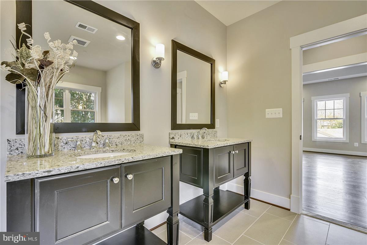 WESTHAMPTON - Residential