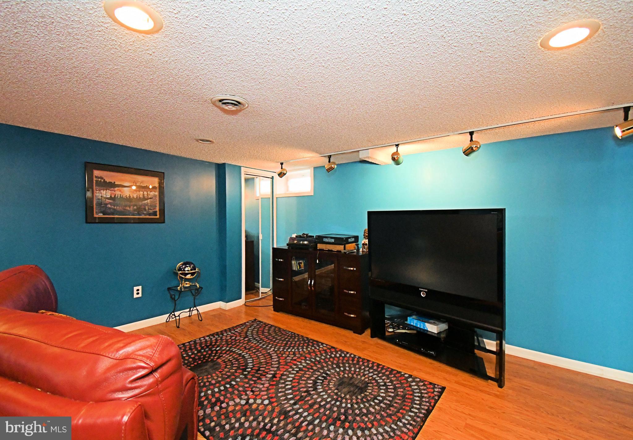 WILLOW MANOR - Residential