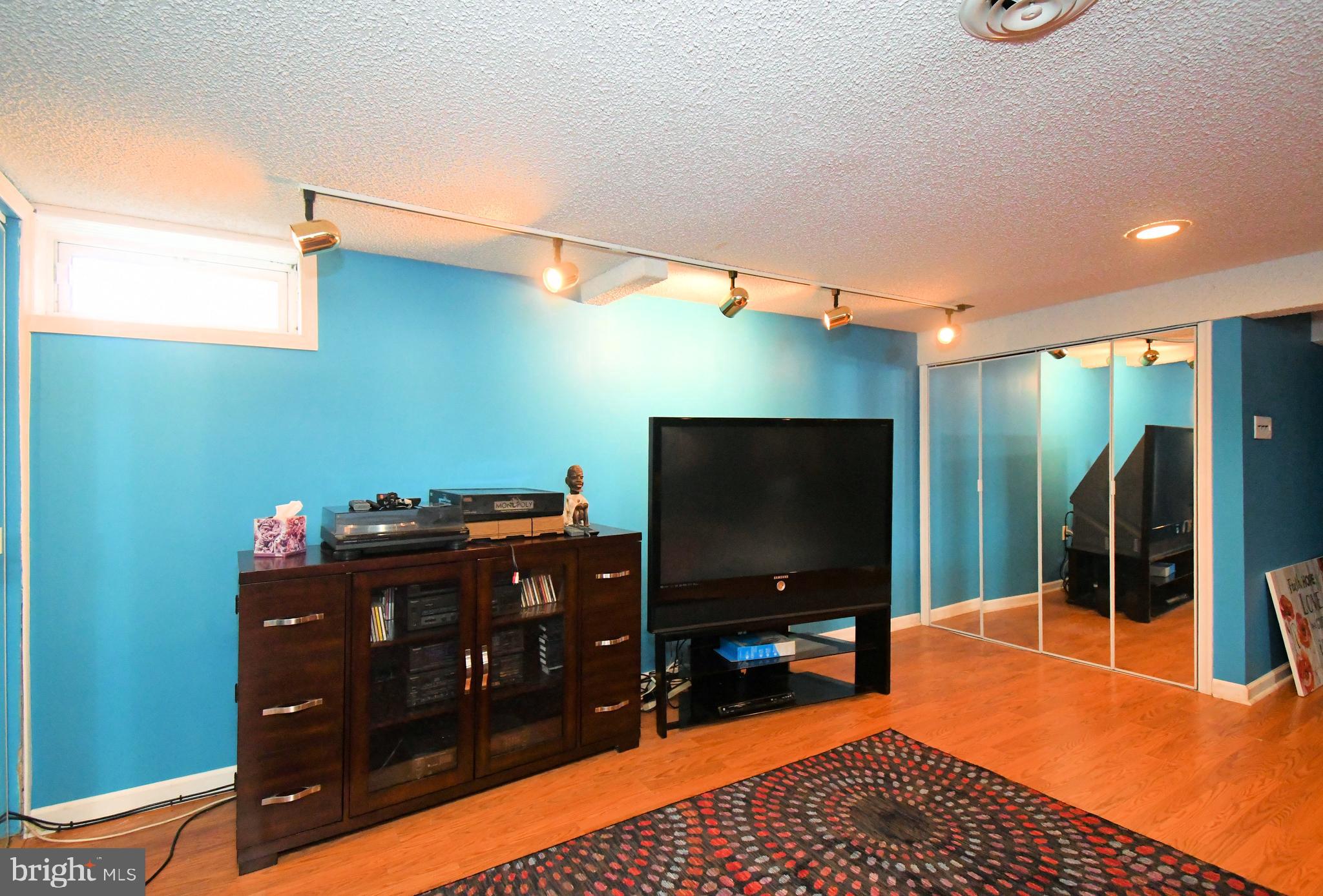 WILLOW MANOR - Residential