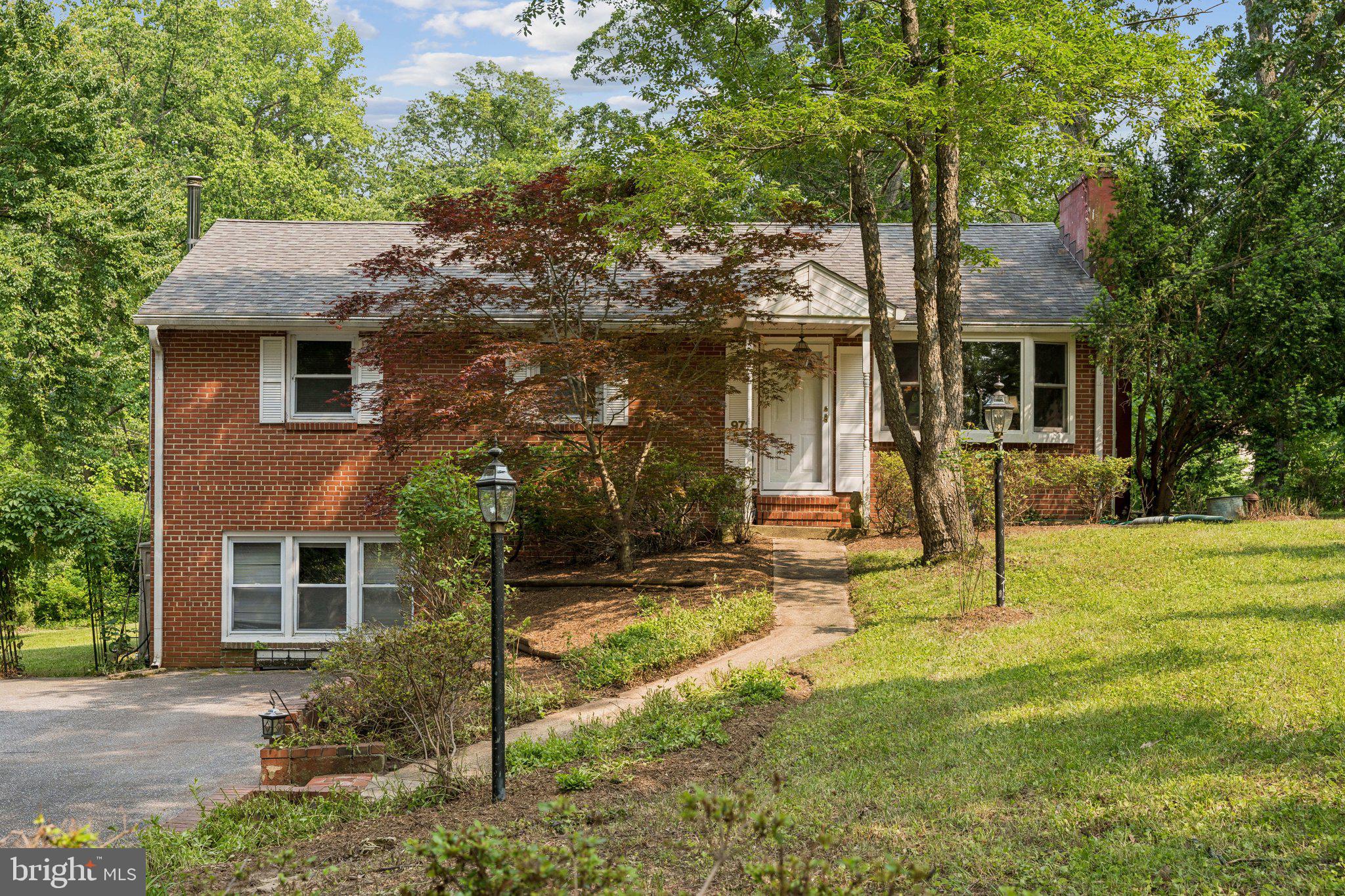 972 WOODLAND CIRCLE