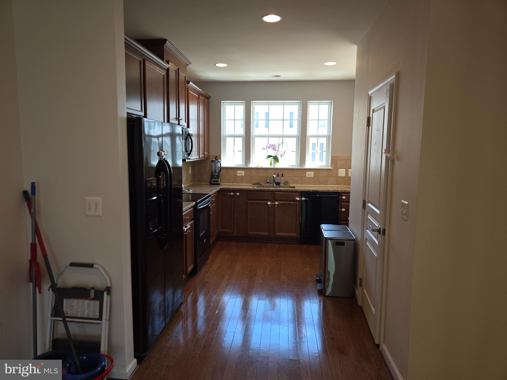 HERITAGE CROSSING CONDOMINIUM - Residential Lease