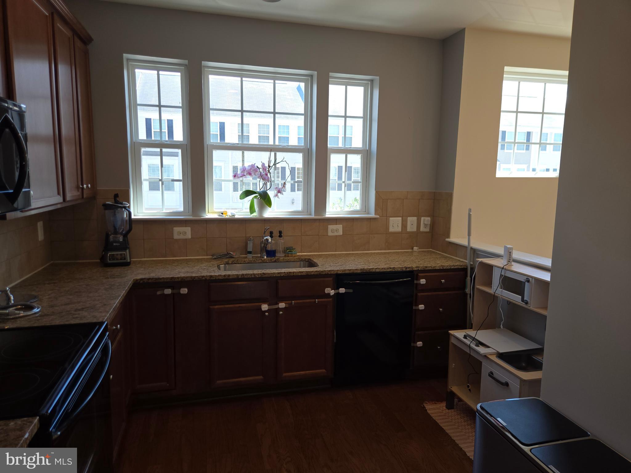 HERITAGE CROSSING CONDOMINIUM - Residential Lease