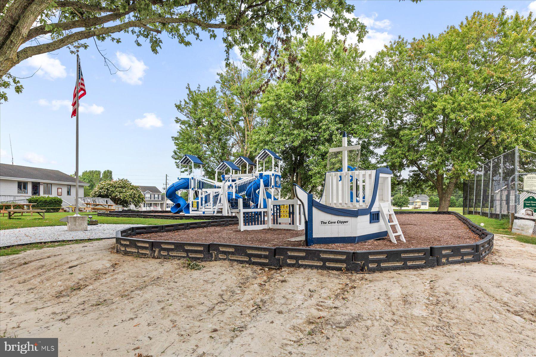 CAPTAIN'S COVE - Land