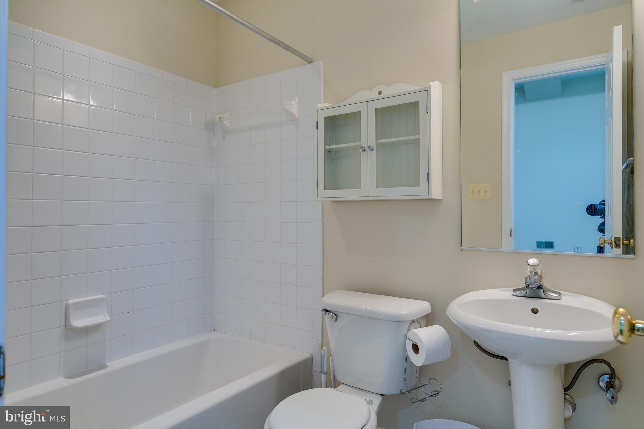 EDWARDS LANDING - Residential Lease