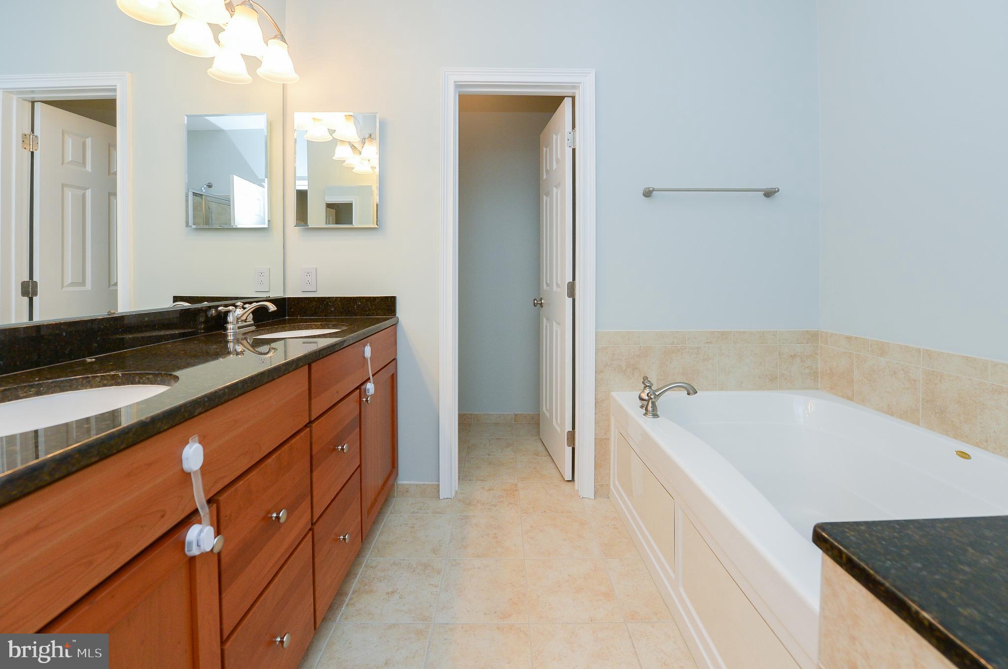 NAVAL SQUARE - Residential Lease