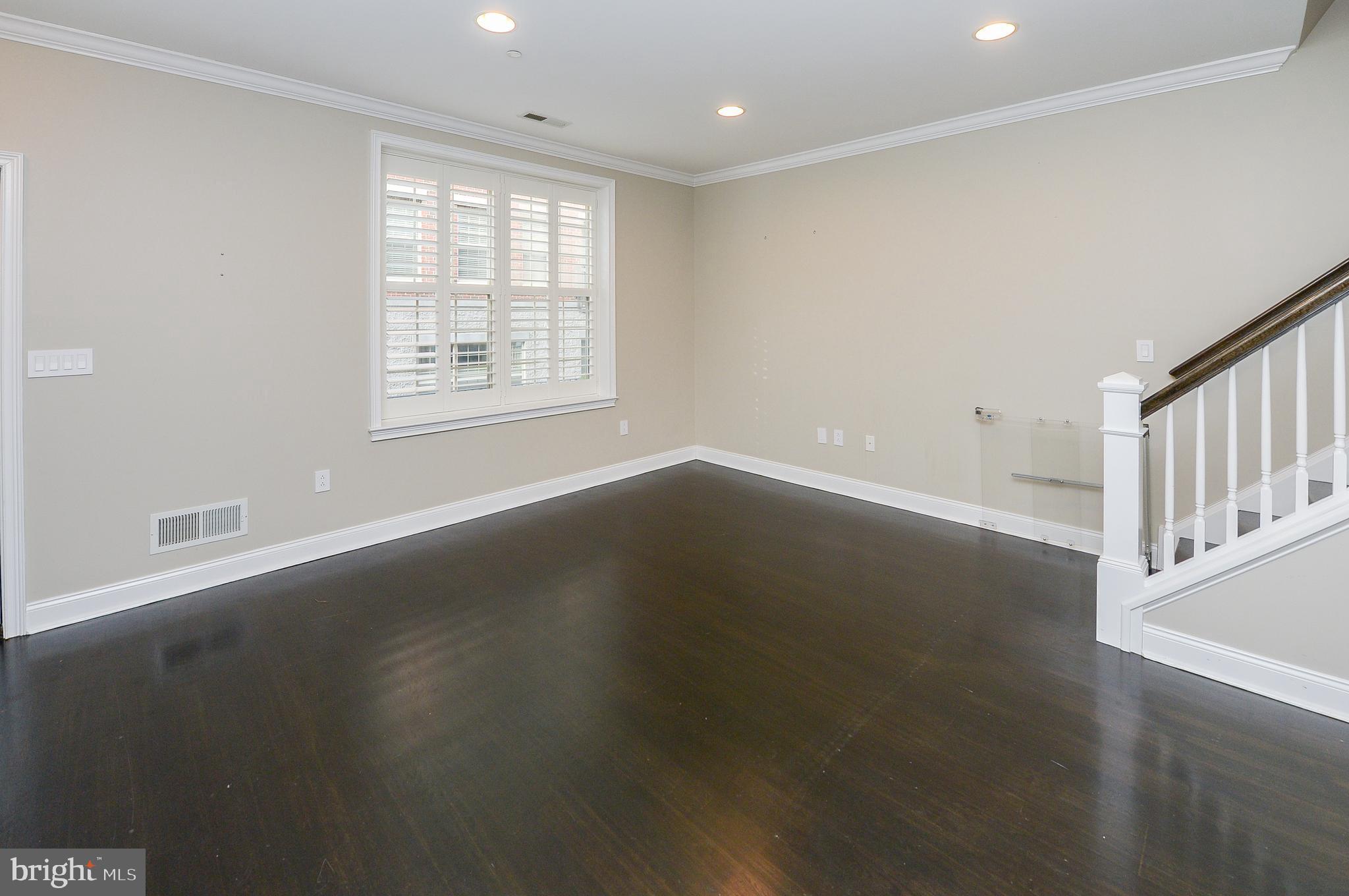 NAVAL SQUARE - Residential Lease