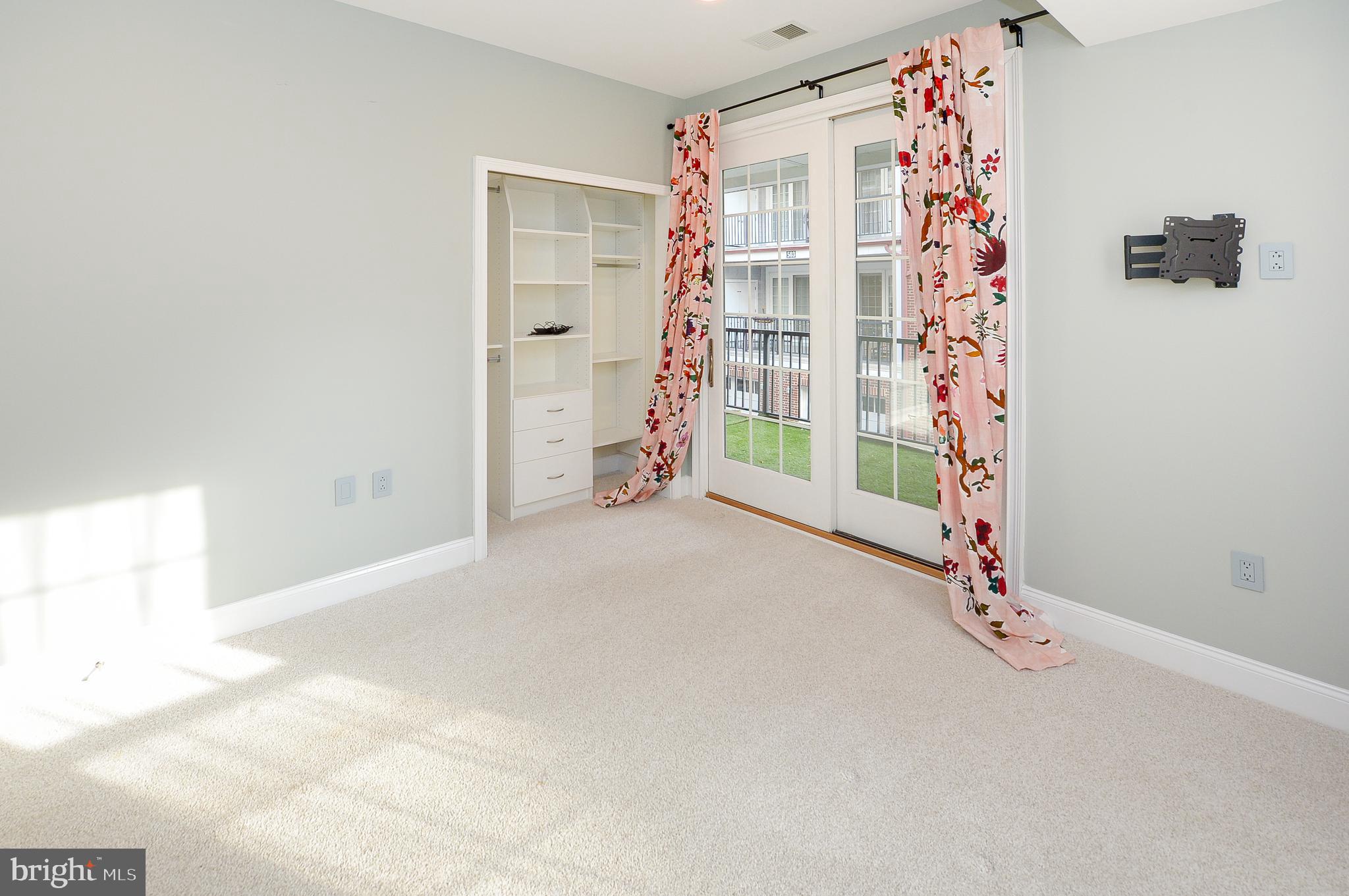 NAVAL SQUARE - Residential Lease