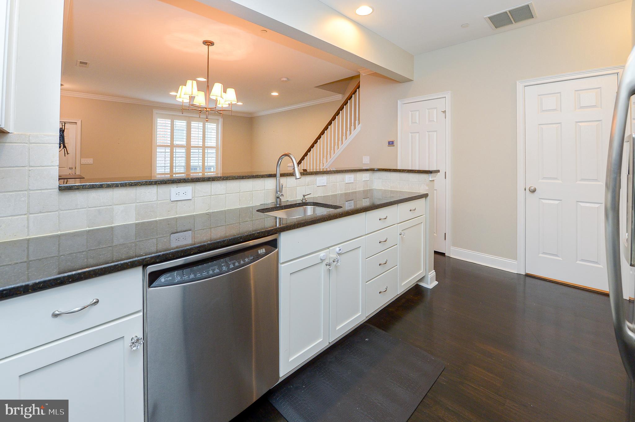 NAVAL SQUARE - Residential Lease