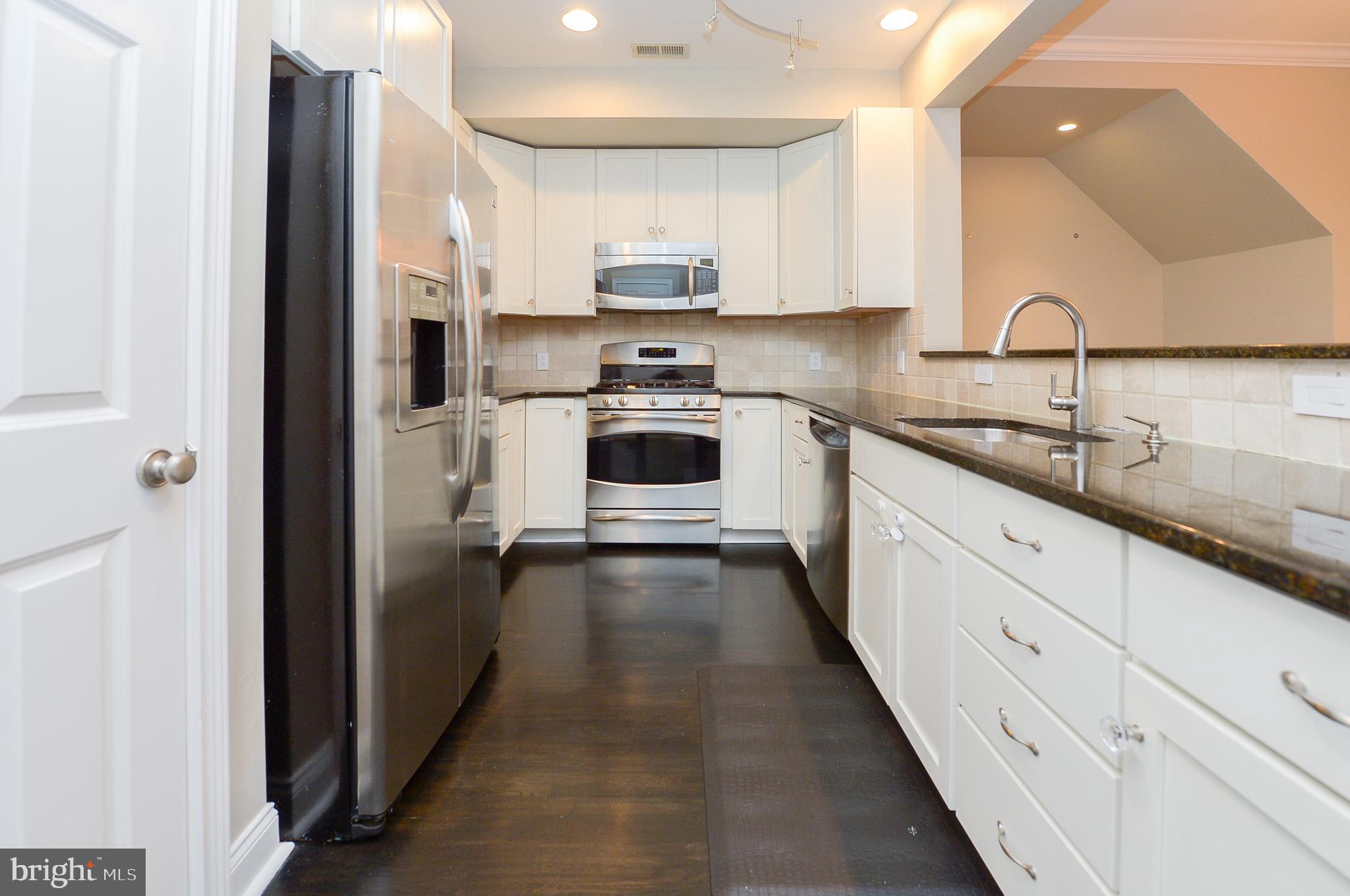 NAVAL SQUARE - Residential Lease