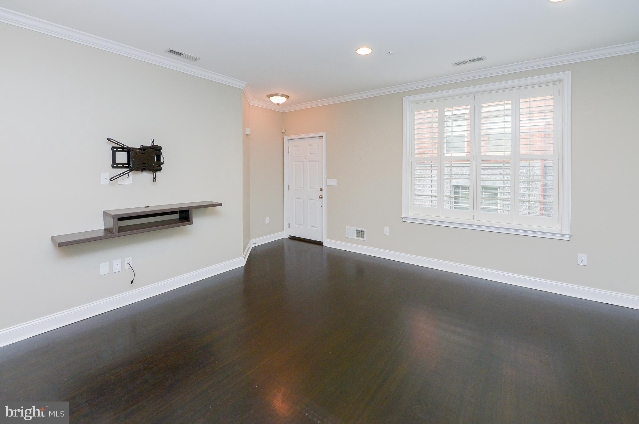 NAVAL SQUARE - Residential Lease