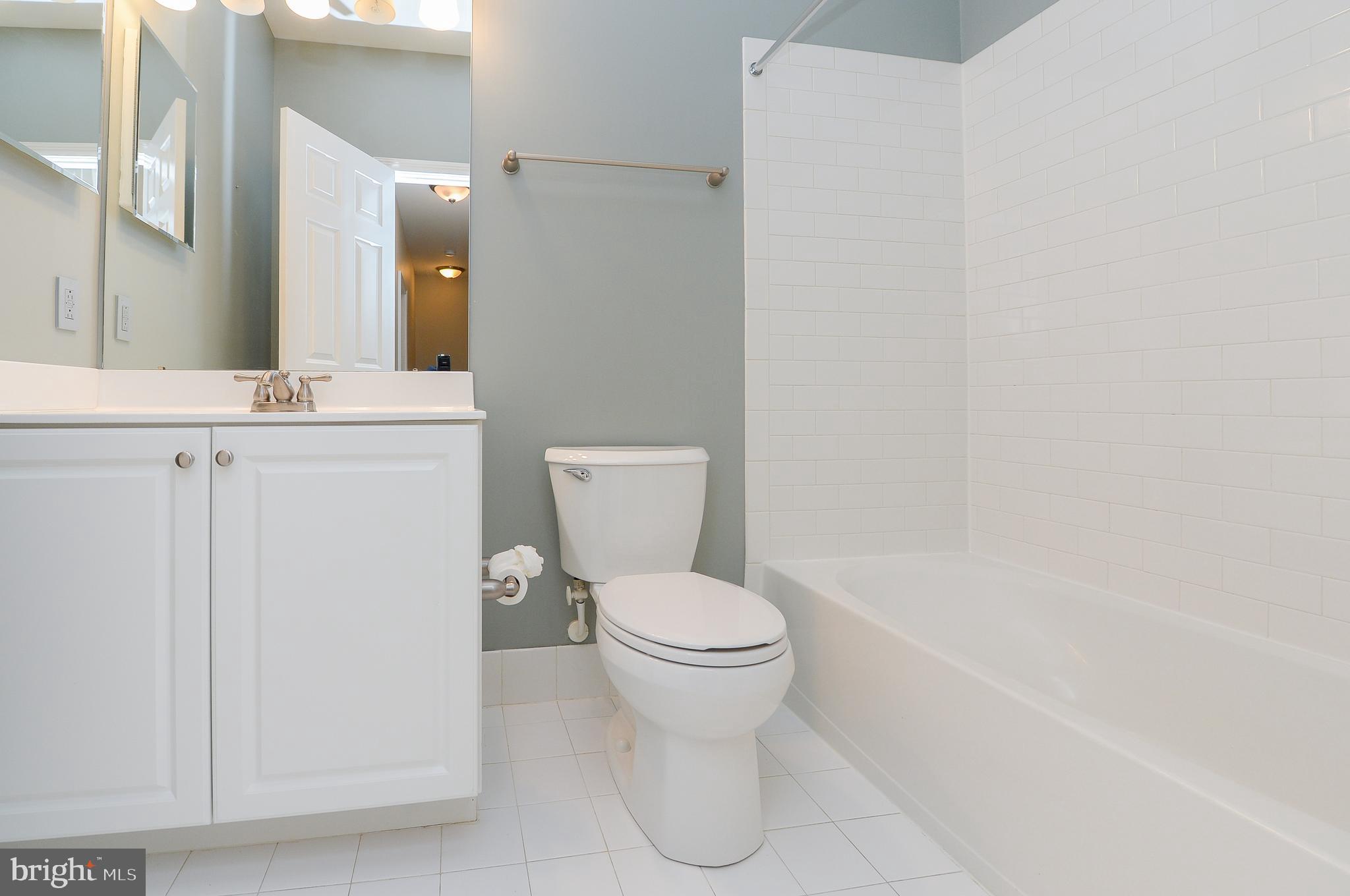 NAVAL SQUARE - Residential Lease