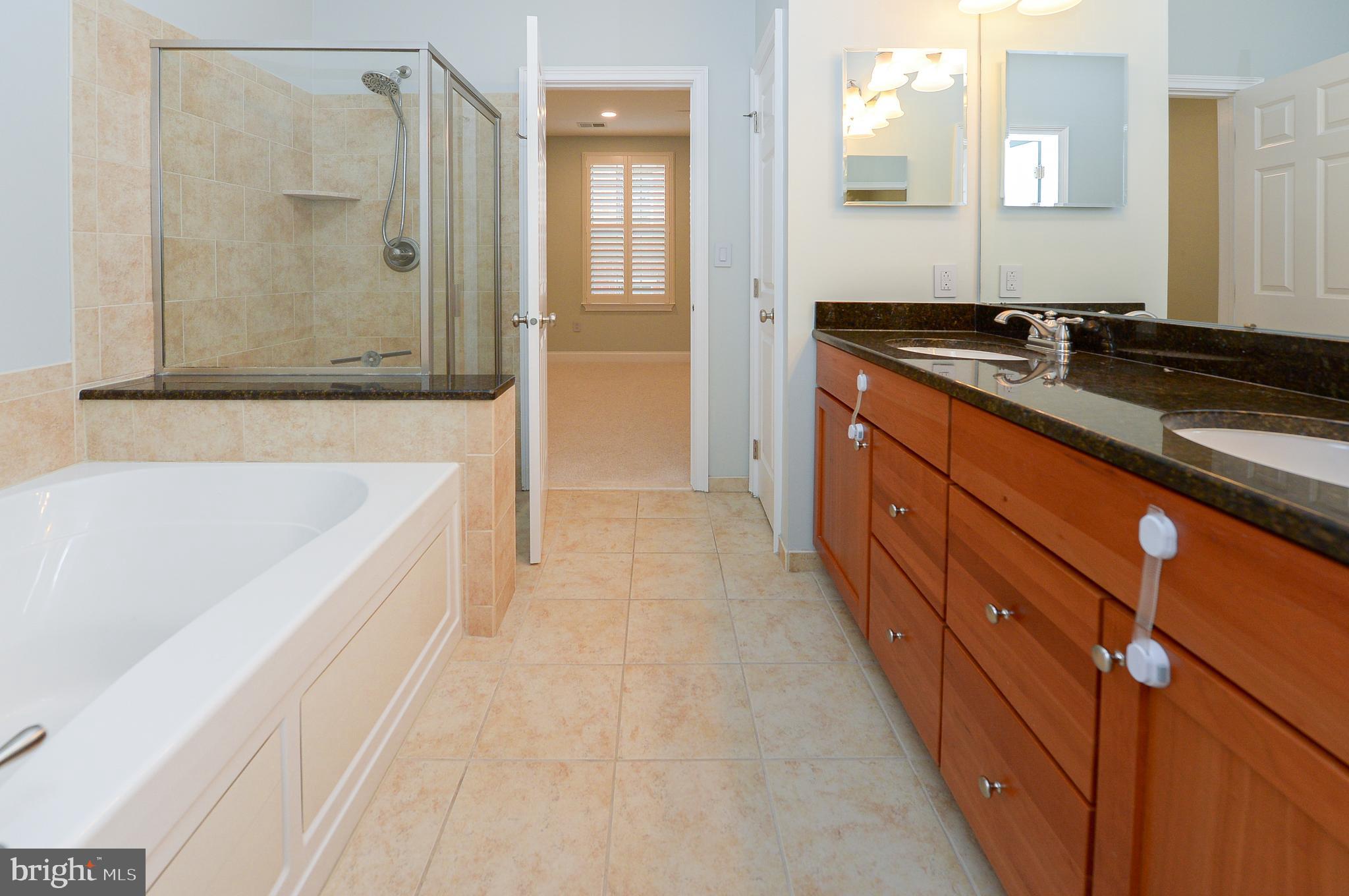 NAVAL SQUARE - Residential Lease