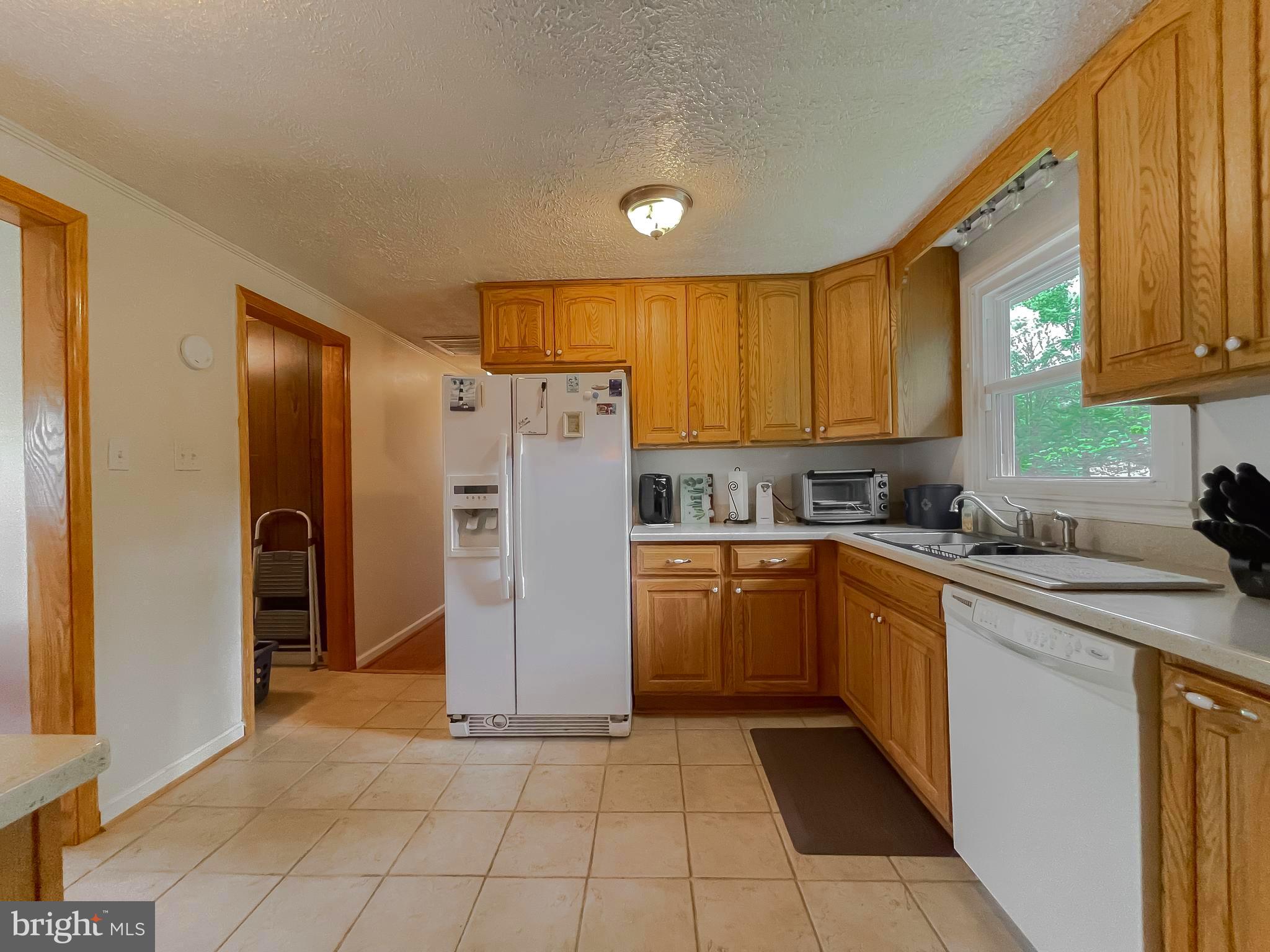 COUNTRY LAKES - Residential