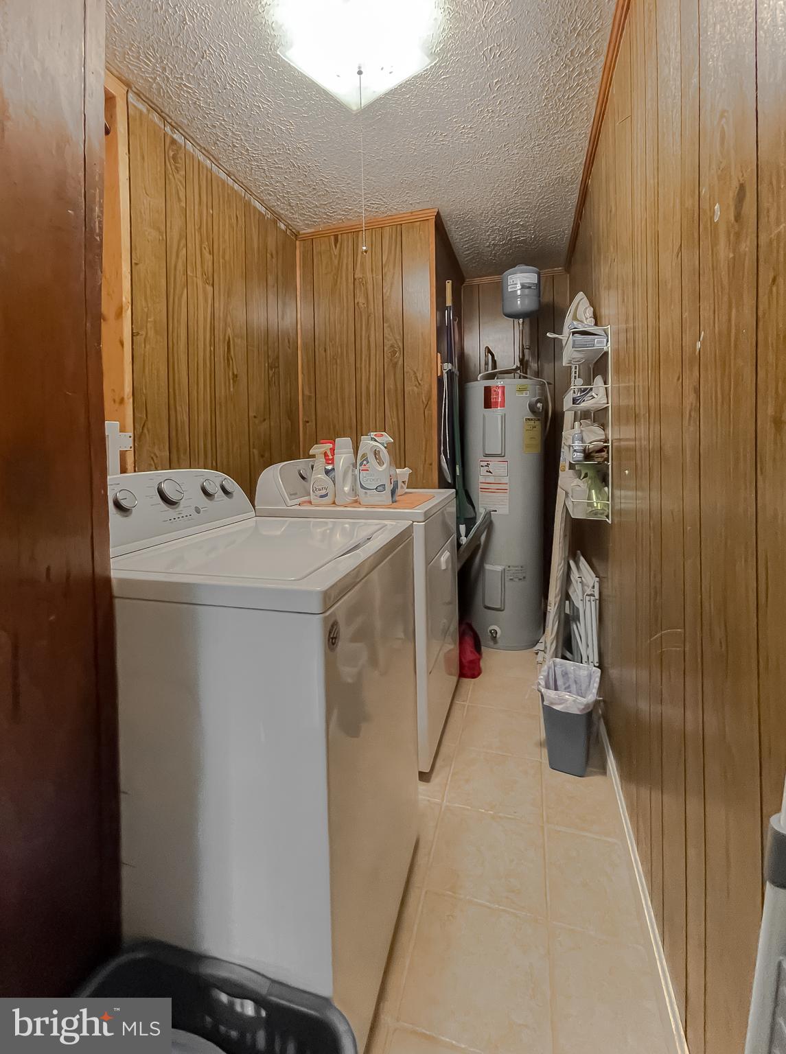 COUNTRY LAKES - Residential